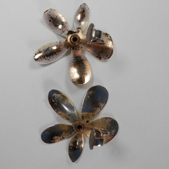 Vtg 60s 70s Clip On Light Yellow Enamel Flower Earring Mod Daisy Retro 1.5" - Picture 2 of 7